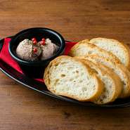 しっとりと滑らなレバーパテをメルバトーストに付けてお召し上がりください。
ビールはもちろんのこと、ワインが合う定番おつまみです。