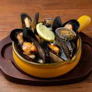 苦味の少ないフルーティーな白ビールで蒸した人気の一品。
ムール貝とあさりの出汁が滲みでた旨みたっぷりのスープに、フライドポテトやバゲットを浸して食べるのがオススメ♪