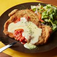 ドイツの伝統料理「シュニッツェル」をアレンジ♪
トマトソースとチーズソースが最高にあいます＾＾