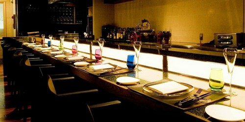 シックな大理石調のカウンター