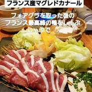 マグレドカナールなど珍しい鴨のしゃぶしゃぶや
ぶりのしゃぶしゃぶ、もつ鍋など多数ご用意しています✨