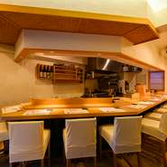 お店に足を踏み入れると、これからはじまる美食との出合いに期待感が膨らみます。カウンター席では、コースのほかにアラカルトも注文できるのがうれしいところ。店主と交わす会話もまた、食事の魅力を引き立てます。