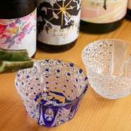 旬の食材で構成される月替わりのおまかせコースは、料理と合わせて相乗効果がある日本酒と共に味わうのがオススメ。堅苦しくない接待や大切な人とのデートに喜ばれる、美食家の間で話題の和食店です。