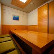 はなれの2階には、個室が2部屋完備されています。テーブル席と座敷席があり、シーンに合わせて利用できるのが魅力。プライベート感のある落ち着いた空間は、家族のお祝いやハレの日の食事の席にぴったりです。