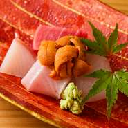 鮮度抜群の旬の魚3～4種を厳選し、店主が丁寧に切り分けた一皿。醤油やわさびとともに、シンプルながら深い味わいを楽しめます。色鮮やかで美しい盛付けも魅力です。