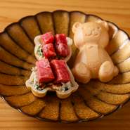 【一楓】の名物メニューです。可愛らしいクマ型最中に潜んでいるのは、醤油ダレを絡めたローストビーフとほうれん草の白和え。最中のパリッとした口当たりとしっとりとした和牛の舌触りが絶妙に調和しています。