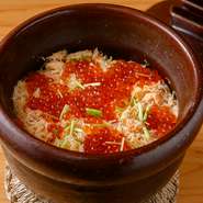 食事の〆には、土鍋で炊き込んだご飯が登場。ふたを開ければ、湯気とともに豊かな香りがふんわりと立ち上がります。季節の食材が彩りを添え、ひと口食べるごとに深い味わいが広がる一品です。