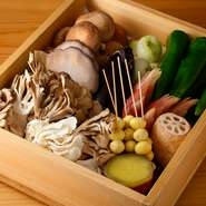 その時季一番おいしい食材を求めて、厳選した野菜や魚介類を仕入れています。中でも魚介は、豊洲市場で直接目利きするほか、全国各地の漁港から直送されるものも。四季折々の山海の幸に出合えます。