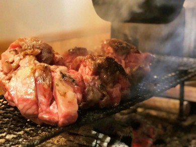 こだわりの炭火焼き台で調理された逸品でゲストをおもてなし