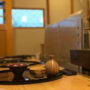 厳選食材を使用したランチ限定の炭焼天ぷら手打ち蕎麦膳は女性にも人気。