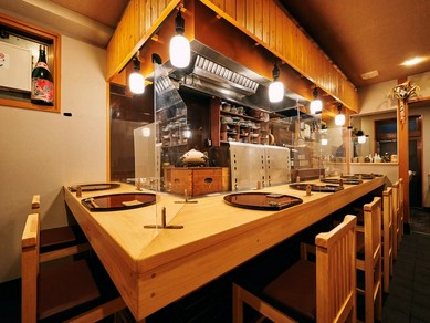 仕込みから仕上げまでを見ながら食事を楽しめるのも当店ならでは