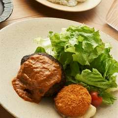 ランチ1番人気のハンバーグ。鳥取県産紅ズワイガニコロッケ付き