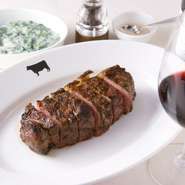 肉好きにはたまらない、USDA認定プライムビーフのサーロインステーキ。赤身が強く、噛むほどに広がる肉本来の旨みが魅力です。炭火で香ばしくジューシーに焼き上げた贅沢な一皿。
