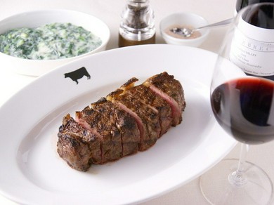 炭火の力で赤身肉の旨みをしっかりと感じる『USプライム　サーロインステーキ』350g