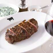 肉好きにはたまらない、USDA認定プライムビーフのサーロインステーキ。赤身が強く、噛むほどに広がる肉本来の旨みが魅力です。炭火で香ばしくジューシーに焼き上げた贅沢な一皿。※450g　14,000円／550g　17,000円