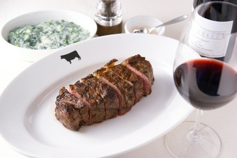 炭火の力で赤身肉の旨みをしっかりと感じる『USプライム　サーロインステーキ』350g