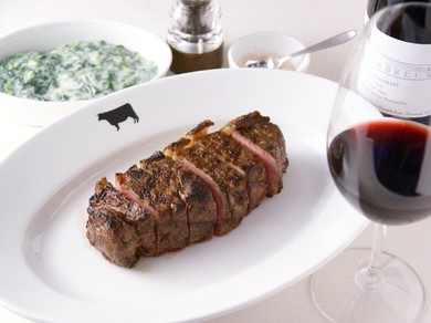 炭火の力で赤身肉の旨みをしっかりと感じる『USプライム　サーロインステーキ』350g