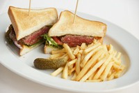 37Steakhouseの看板商品、熟成肉のステーキをサンドウィッチにしました！特製のソースとの相性もバッチリ！
