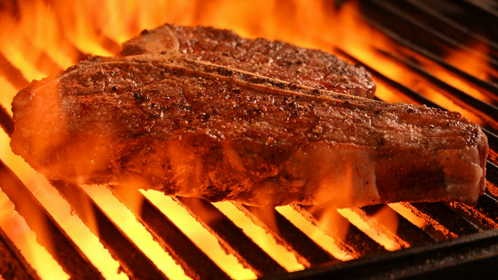 長い歴史で培った、旨みを残した炭火焼き製法