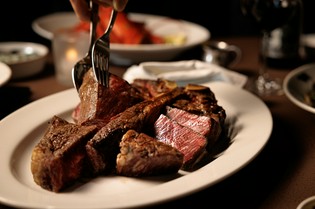 炭火が引き出す香りと肉の甘みを堪能できる逸品