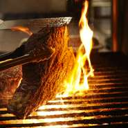炭火にこだわり、オーブンを使わずに焼き上げる熟成肉です。遠赤外線の効果で表面は香ばしく、中はしっとり。「焼き」と「休ませ」を繰り返し、じっくり40分かけてゲストの好みに仕上げます。