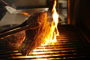 炭火の妙技が生む香ばしさと柔らかさ。こだわりの熟成肉