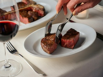 時を重ねて磨かれた技が生む、極上の炭火焼きステーキ