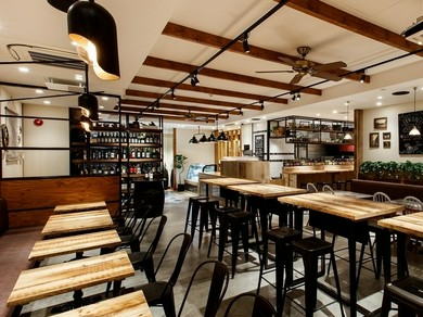 広い店内を活かし、客席の間隔を空け入店人数を設けています。