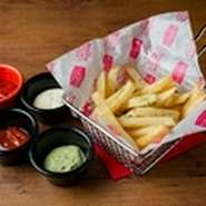みんな大好きフライドポテト
＋200円で3種類のソースをお選びいただけます
トリュフケチャップ / バジルマヨネーズ / ホースラディッシュマヨネーズ
チョコレート / カリーヴルスト / サルサソース / モルトビネガー