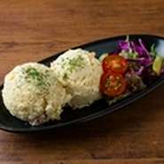 シュマッツ特製のポテトサラダ。
秋田の名物いぶりがっこを細かく刻んで混ぜました。ビールにも合います。