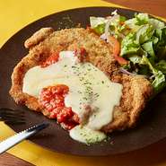シュニッツェルとトマトソースを一緒にどうぞ。
(チーズソースは付きません)