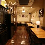 ビルのB1階にひっそりと佇む当店。和やかでアットホームな空間で肩ひじ張らずにフレンチをお楽しみいただけます。