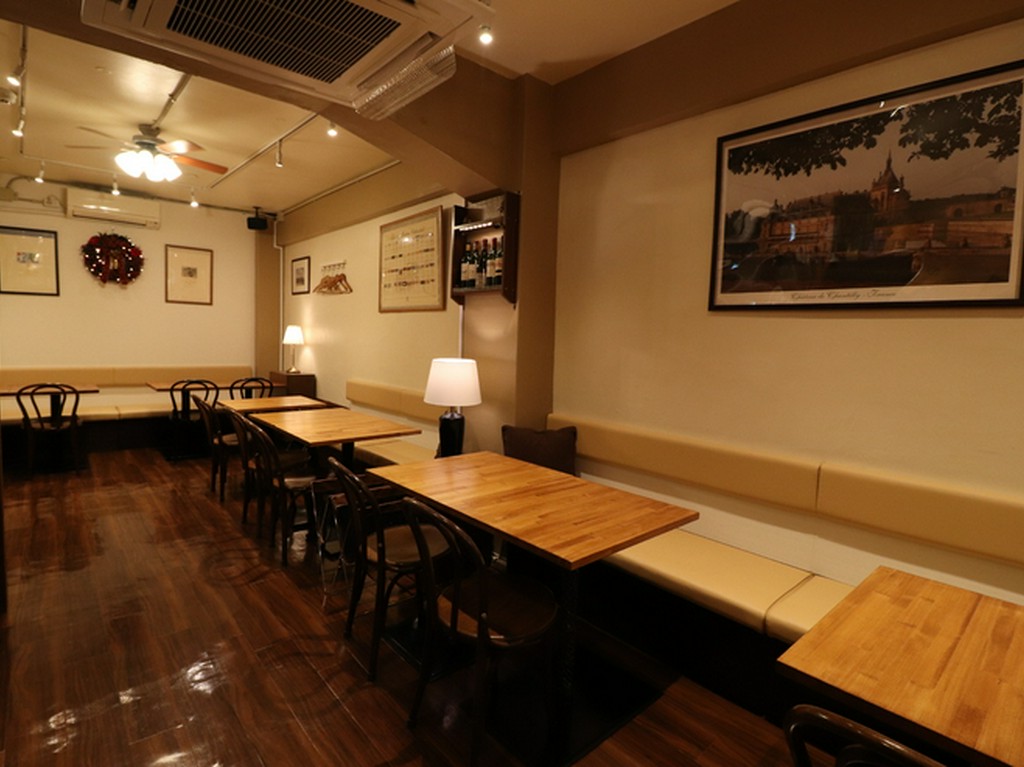 優雅で家庭的な空間のフレンチビストロ