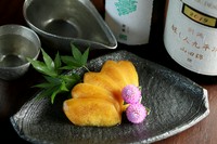 からすみといえば乾燥させたものが有名ですが、【秀徳本店　恵】のからすみは生のようにやわらかな食感を楽しめます。乾燥と塩分を控え目にすることで生み出されるこの食感。一年を通して楽しむことができます。