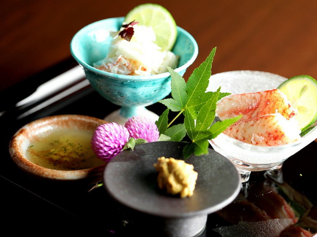 一品料理でいただけるメニュー。新鮮な毛蟹は甘さがあり蟹味噌と食べるとおいしさが増す『毛蟹』