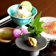 味が濃厚で甘みのある北海道産の毛蟹が使われています。蟹の甲羅の中には、身や蟹味噌がたっぷり。足の部分のプリプリな身を、濃厚な蟹味噌と一緒にいただけば、おいしさの相乗効果が生まれます。
