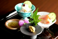 味が濃厚で甘みのある北海道産の毛蟹が使われています。蟹の甲羅の中には、身や蟹味噌がたっぷり。足の部分のプリプリな身を、濃厚な蟹味噌と一緒にいただけば、おいしさの相乗効果が生まれます。