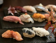 特上ウニや本まぐろトロなど特上握り10貫と手巻き寿司1本・・・お椀付