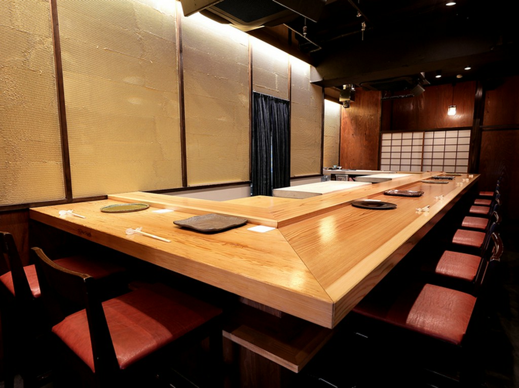 存在感ある一枚板のカウンター。落ち着きある空間で食事を満喫