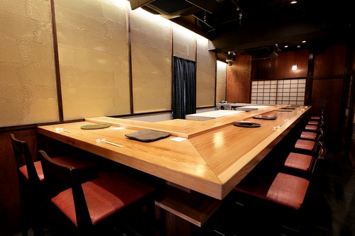 存在感ある一枚板のカウンター。落ち着きある空間で食事を満喫