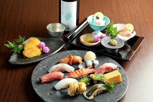 豊洲や九州の市場から直送される旬の魚、神経締めで鮮度を保持