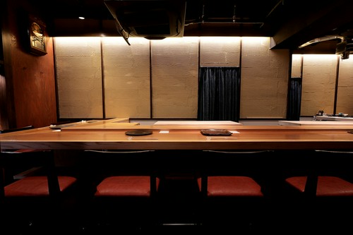 カウンターに座り二人で過ごす心地よい時間、デートにもオススメ