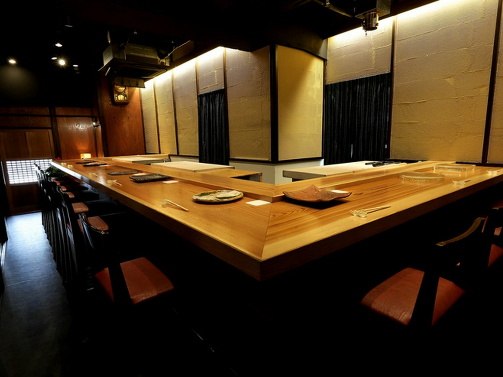 寿司と相性の良い純米酒。常時入れ替えながら15種類ほどを用意