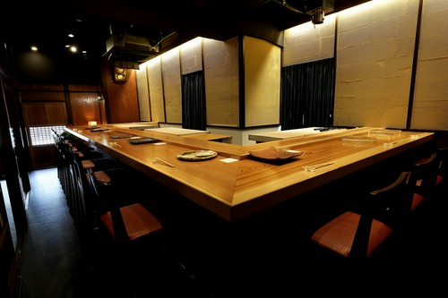 寿司と相性の良い純米酒。常時入れ替えながら15種類ほどを用意