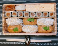 車海老と子持ち昆布を包んだ白いなり。
山椒が香ばしい煮穴子などを包んだ黒いなり。
2色のいなりとかんぴょう巻きを盛り込んだ贅沢なお寿司です。
お二人でお召し上がりいただけます。