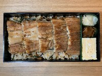 秘伝の出汁でじっくりと炊いた穴子は、旨味が凝縮されています。