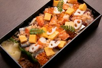 本まぐろ、白身魚、海老、玉子、いくらや野菜などが散りばめられて！