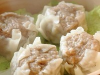 100％国産豚肉使用。ジューシーで滑らか！
ちょっと大ぶりな焼売(1個45g)が6個