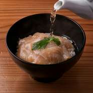 タレを絡めた鯛をアツアツのご飯にのせ、温めた特製ダシをたっぷりとかけ、お召し上がりください。
味が薄く感じましたら別添えのタレでご調整お願い致します。
冷凍保存