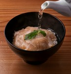 タレを絡めた鯛をアツアツのご飯にのせ、温めた特製ダシをたっぷりとかけ、お召し上がりください。
味が薄く感じましたら別添えのタレでご調整お願い致します。
冷凍保存